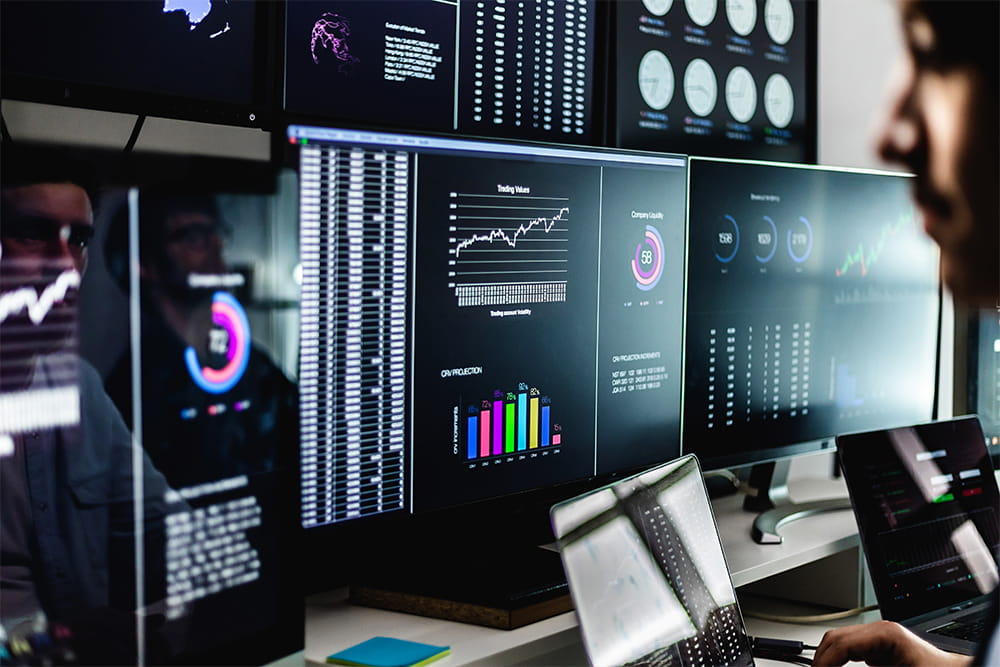 Hommes d'affaires travaillant avec des données et des graphiques financiers