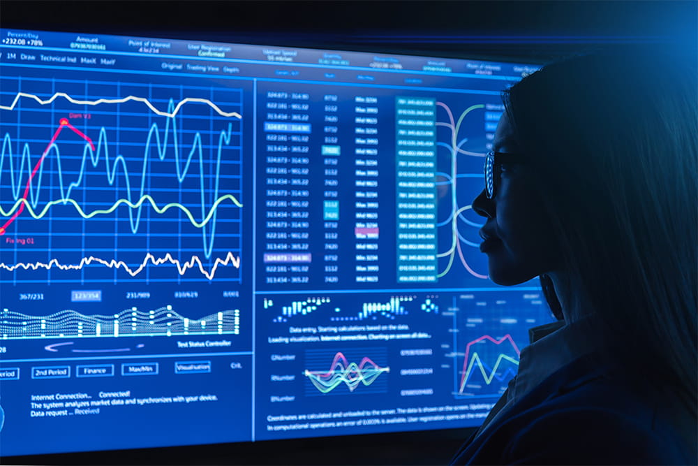 Une femme d'affaires travaillant devant un écran bleu.